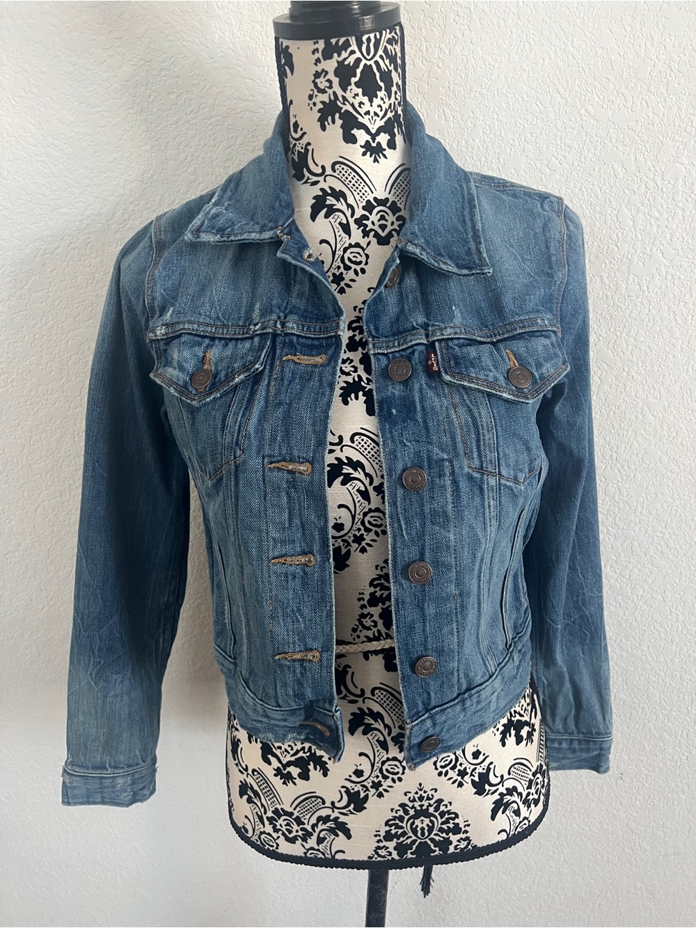 Levi’s Women’s Distressed Denim Trucker Jacket Size Small